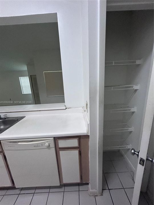 For Sale: $199,000 (2 beds, 2 baths, 981 Square Feet)