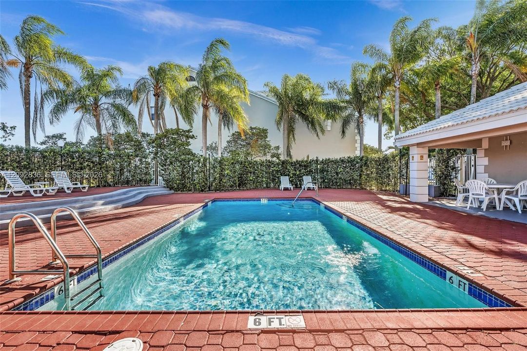 For Sale: $199,000 (2 beds, 2 baths, 981 Square Feet)