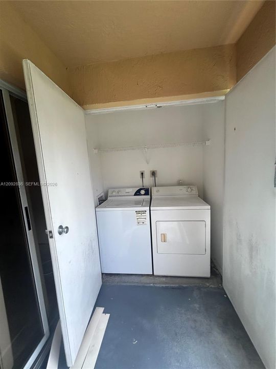 For Sale: $199,000 (2 beds, 2 baths, 981 Square Feet)
