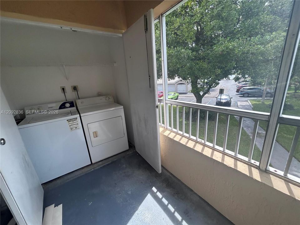 For Sale: $199,000 (2 beds, 2 baths, 981 Square Feet)