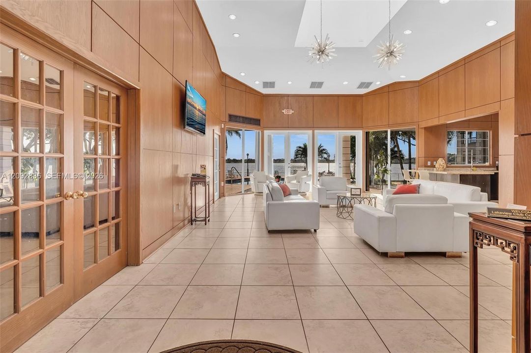 For Sale: $199,000 (2 beds, 2 baths, 981 Square Feet)
