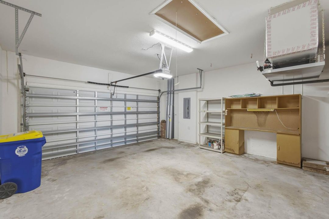 041_-_Garage