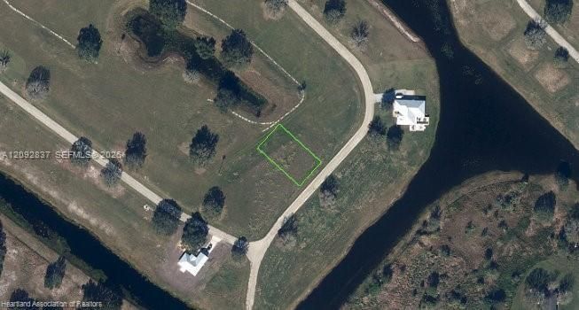 На продажу: $33,900 (0.34 acres)