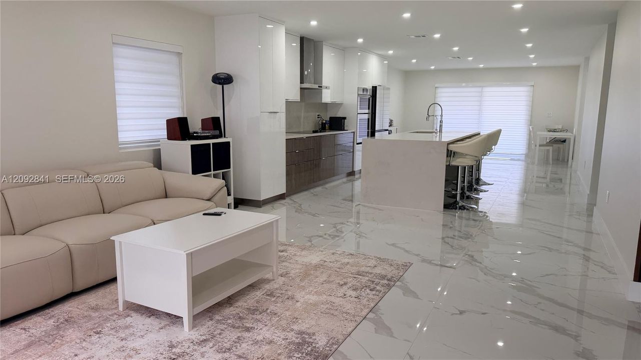 En Venta: $720,000 (3 camas, 2 baños, 1700 Pies cuadrados)