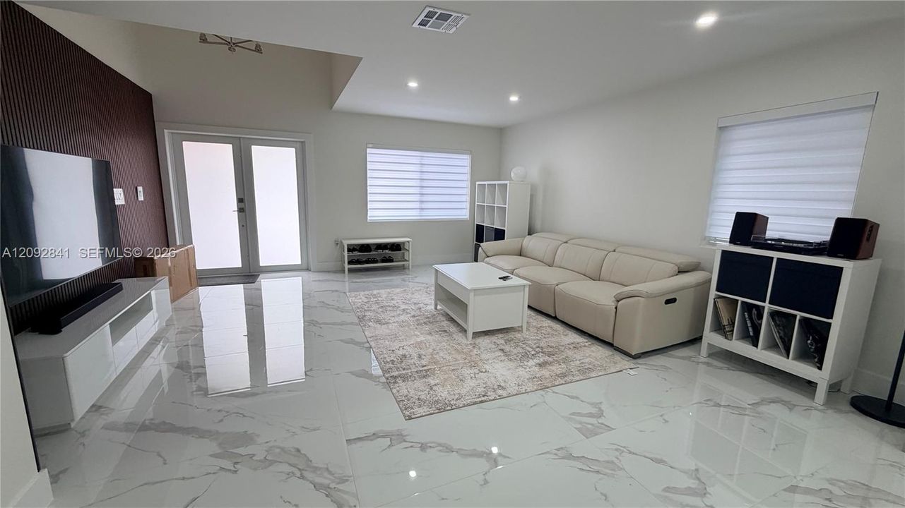 En Venta: $720,000 (3 camas, 2 baños, 1700 Pies cuadrados)