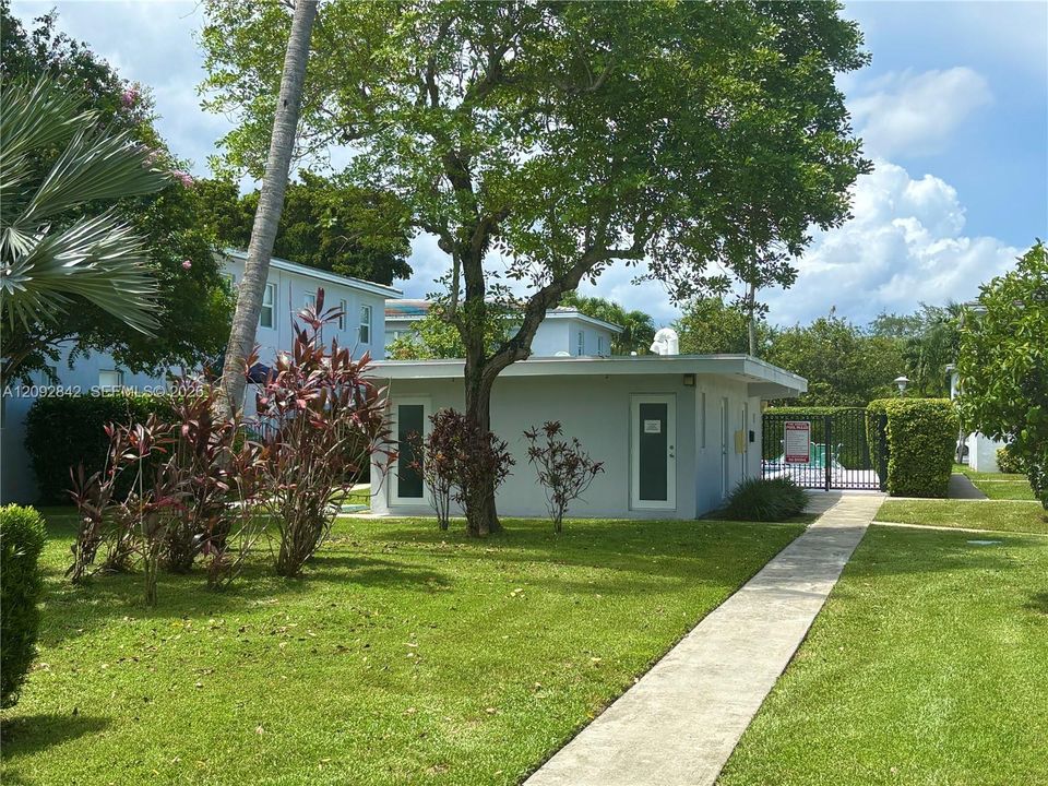 For Rent: $2,450 (2 beds, 1 baths, 786 Square Feet)