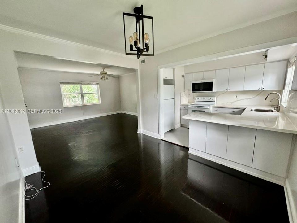 For Rent: $2,450 (2 beds, 1 baths, 786 Square Feet)