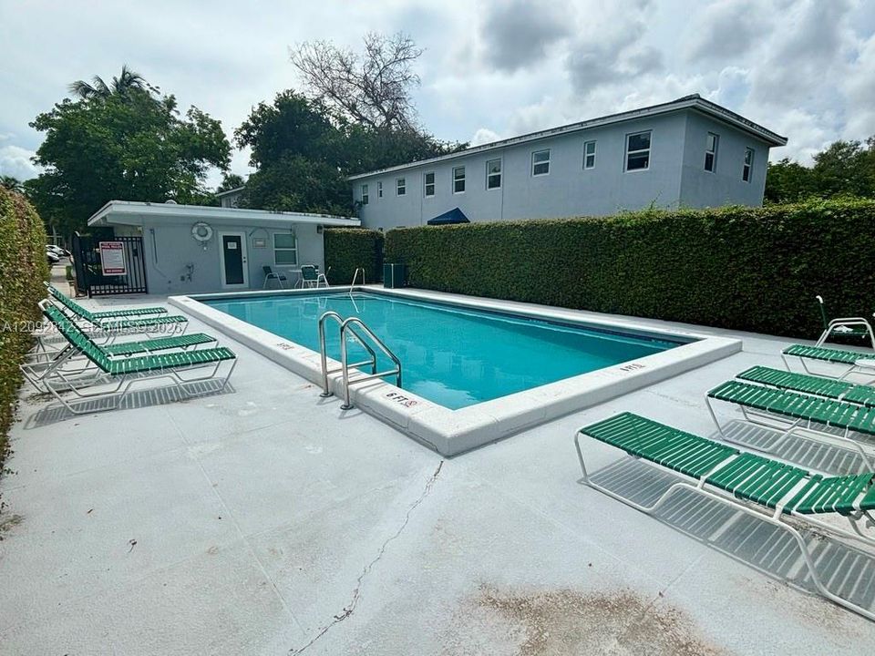 For Rent: $2,450 (2 beds, 1 baths, 786 Square Feet)