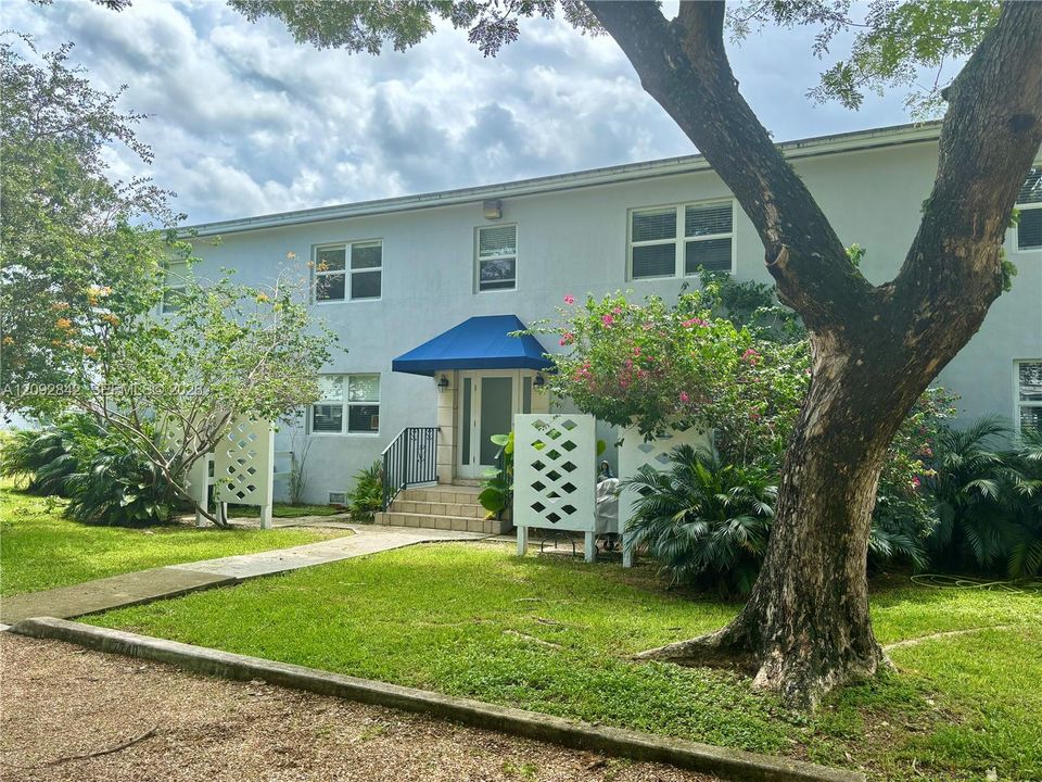 For Rent: $2,450 (2 beds, 1 baths, 786 Square Feet)