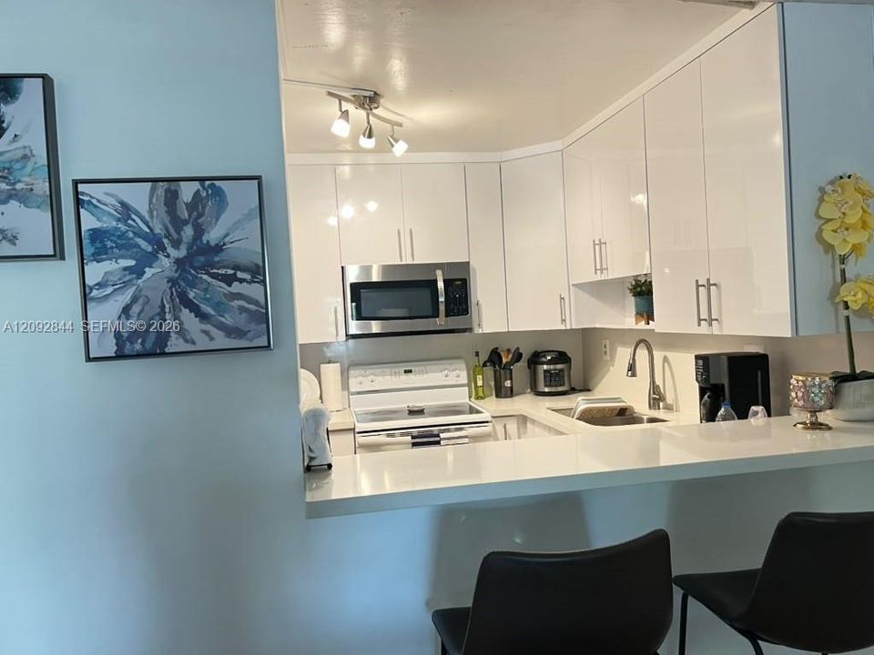 В аренду: $1,850 (2 спален, 1 ванн, 825 Квадратных фут)