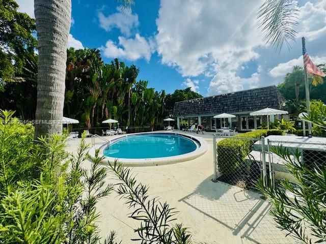 For Rent: $2,000 (2 beds, 2 baths, 1050 Square Feet)