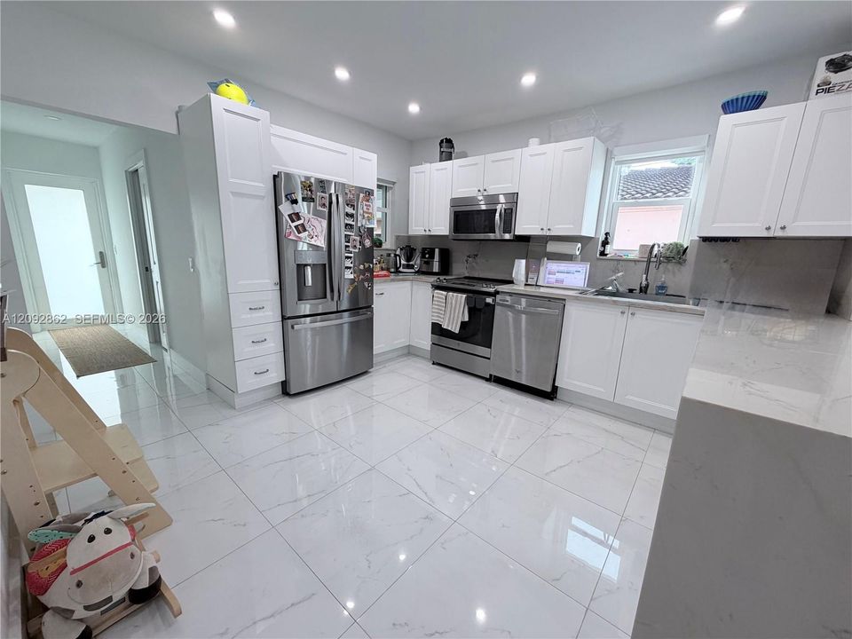 For Rent: $6,000 (3 beds, 2 baths, 1555 Square Feet)