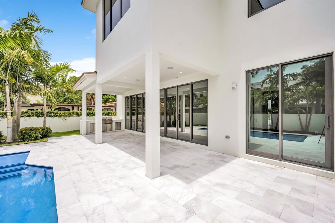 445 NE 11TH AVE-28