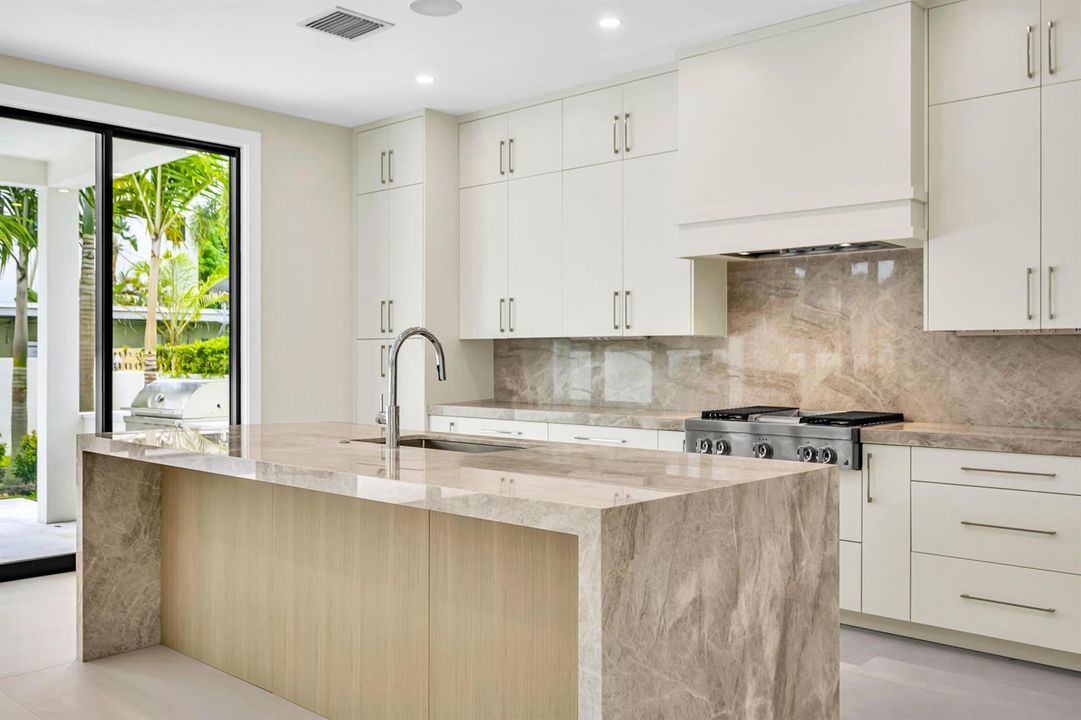445 NE 11TH AVE-14