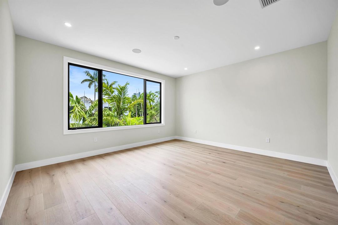 445 NE 11TH AVE-40