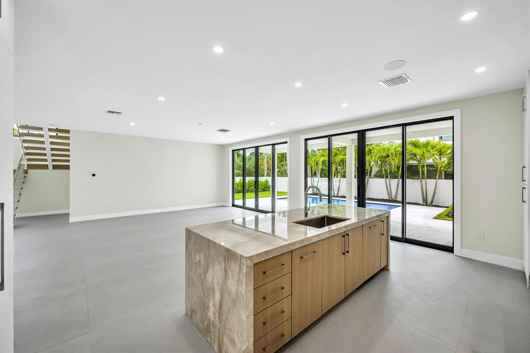 445 NE 11TH AVE-18