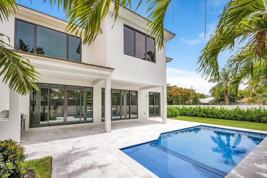 445 NE 11TH AVE-25
