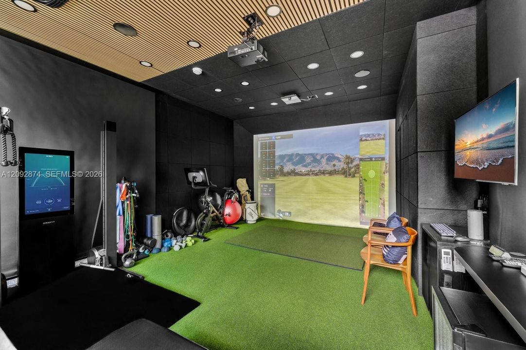 Golf Simulator / Gym
