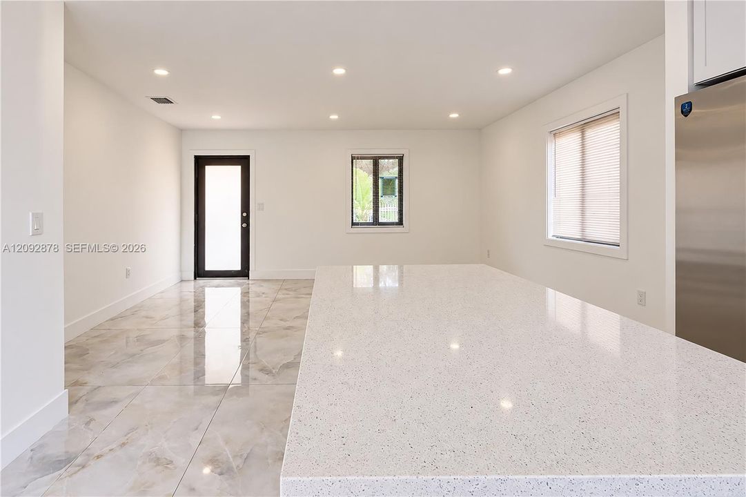 На продажу: $490,900 (2 спален, 1 ванн, 858 Квадратных фут)
