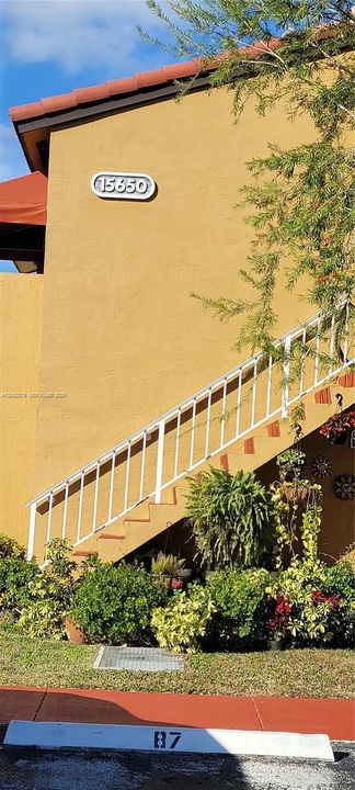 For Rent: $1,900 (1 beds, 1 baths, 689 Square Feet)