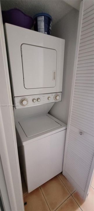 For Rent: $1,900 (1 beds, 1 baths, 689 Square Feet)