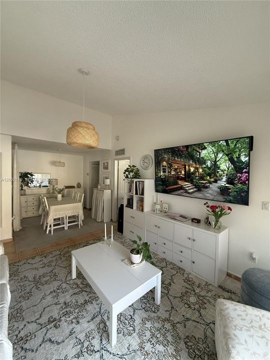 For Rent: $1,900 (1 beds, 1 baths, 689 Square Feet)