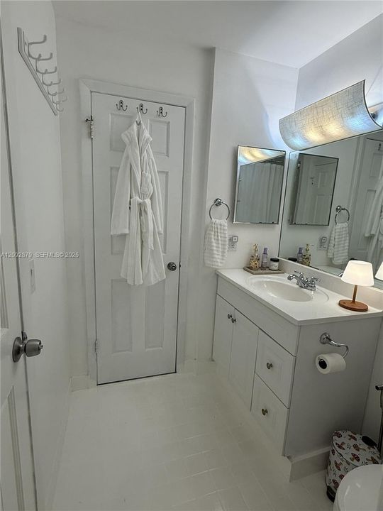 For Rent: $1,900 (1 beds, 1 baths, 689 Square Feet)