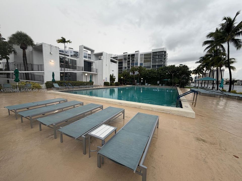 For Rent: $2,200 (2 beds, 2 baths, 1130 Square Feet)