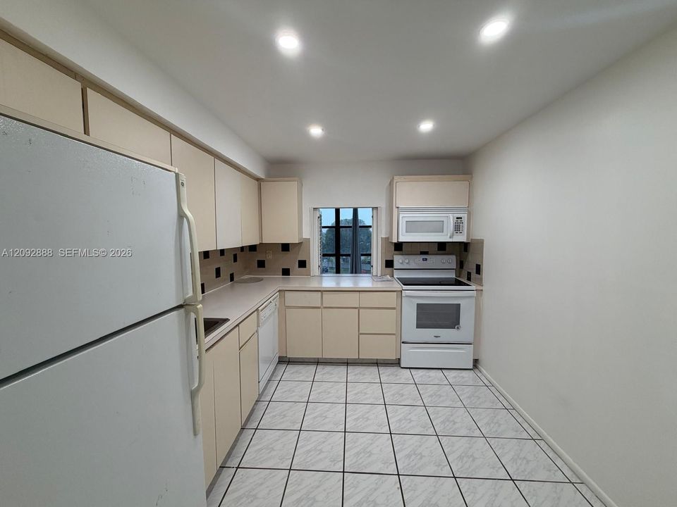 For Rent: $2,200 (2 beds, 2 baths, 1130 Square Feet)