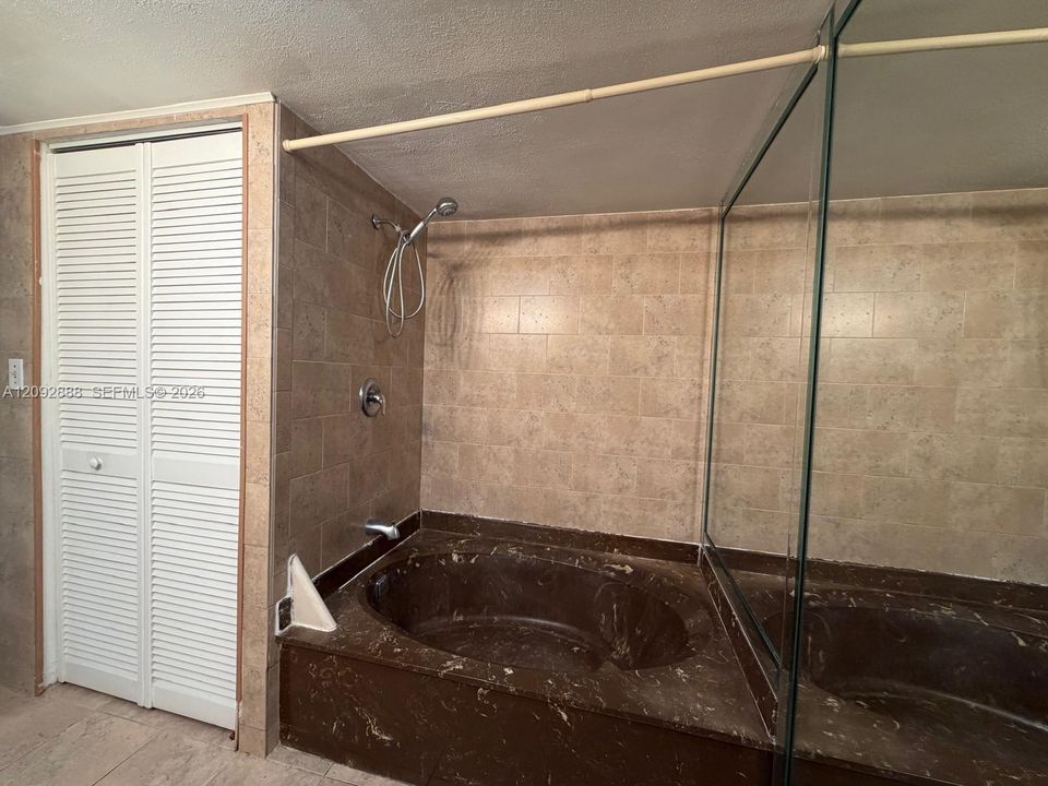 For Rent: $2,200 (2 beds, 2 baths, 1130 Square Feet)