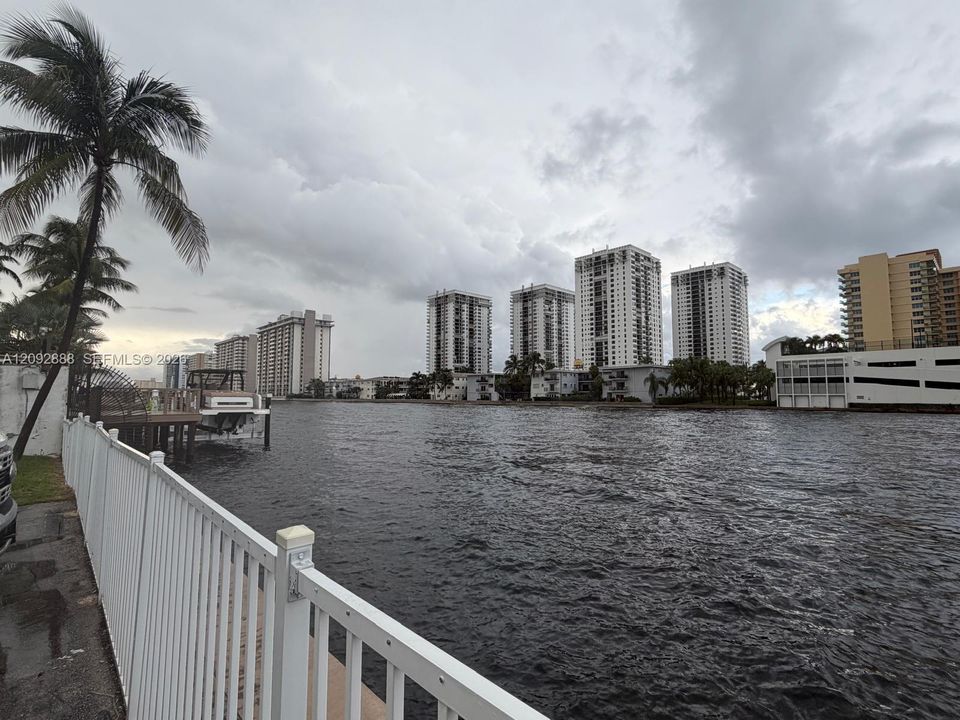 For Rent: $2,200 (2 beds, 2 baths, 1130 Square Feet)