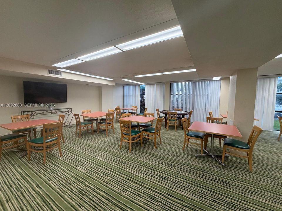 For Rent: $2,200 (2 beds, 2 baths, 1130 Square Feet)
