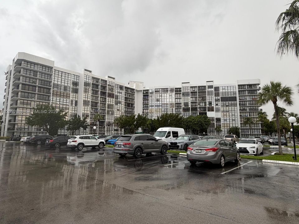 For Rent: $2,200 (2 beds, 2 baths, 1130 Square Feet)
