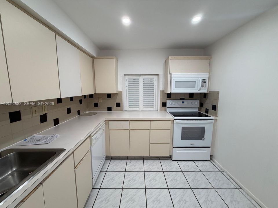 For Rent: $2,200 (2 beds, 2 baths, 1130 Square Feet)