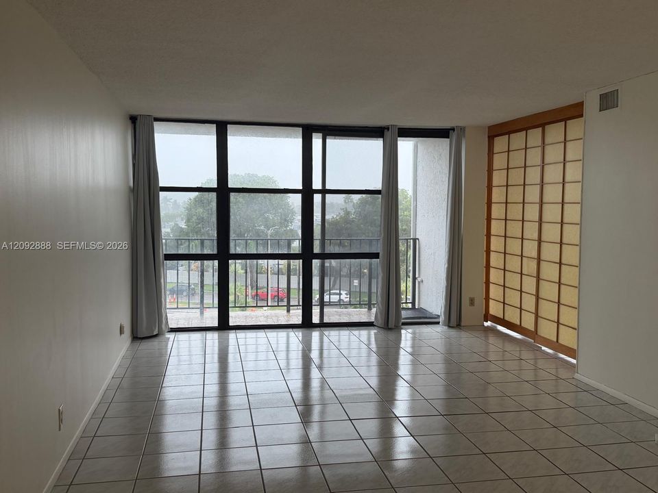 For Rent: $2,200 (2 beds, 2 baths, 1130 Square Feet)