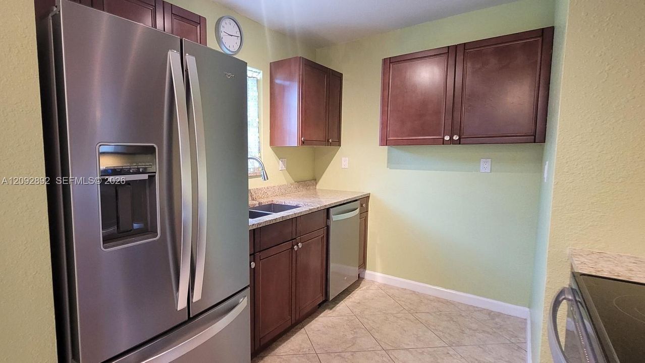 For Sale: $450,000 (3 beds, 3 baths, 1281 Square Feet)