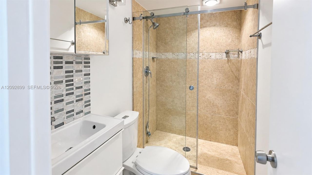 For Rent: $2,400 (2 beds, 2 baths, 922 Square Feet)