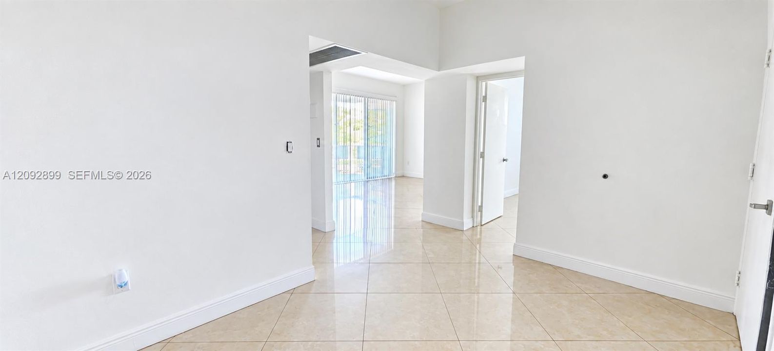 For Rent: $2,400 (2 beds, 2 baths, 922 Square Feet)