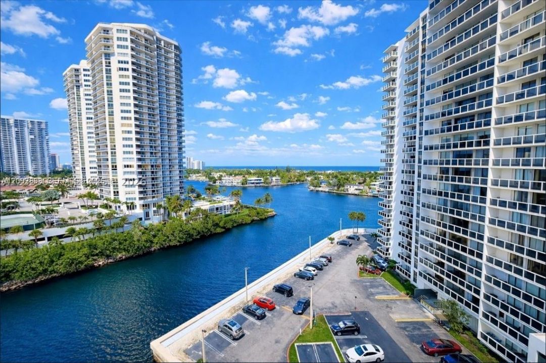 For Rent: $2,400 (2 beds, 2 baths, 922 Square Feet)