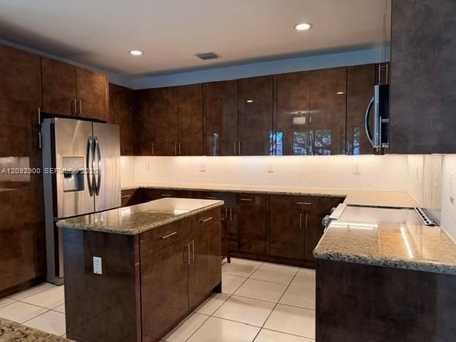 В аренду: $7,500 (5 спален, 4 ванн, 4149 Квадратных фут)