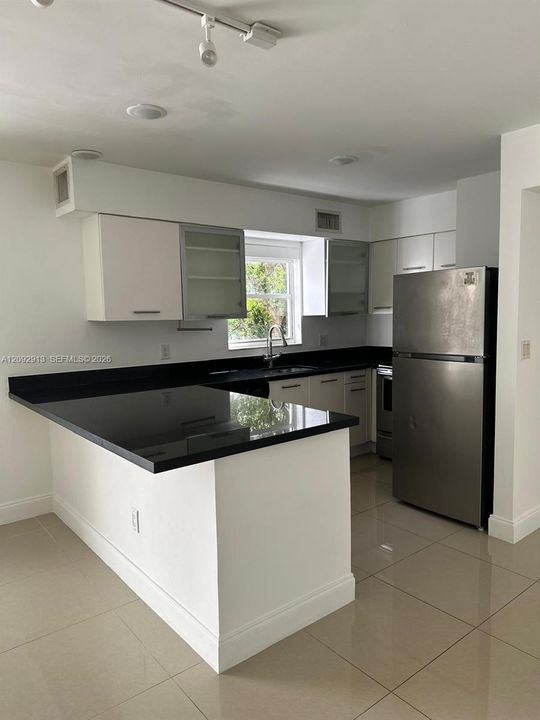 For Rent: $2,500 (1 beds, 1 baths, 741 Square Feet)