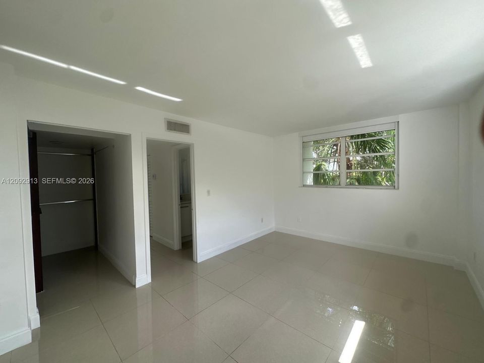 For Rent: $2,500 (1 beds, 1 baths, 741 Square Feet)