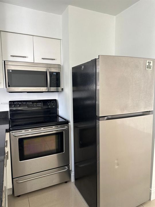 For Rent: $2,500 (1 beds, 1 baths, 741 Square Feet)