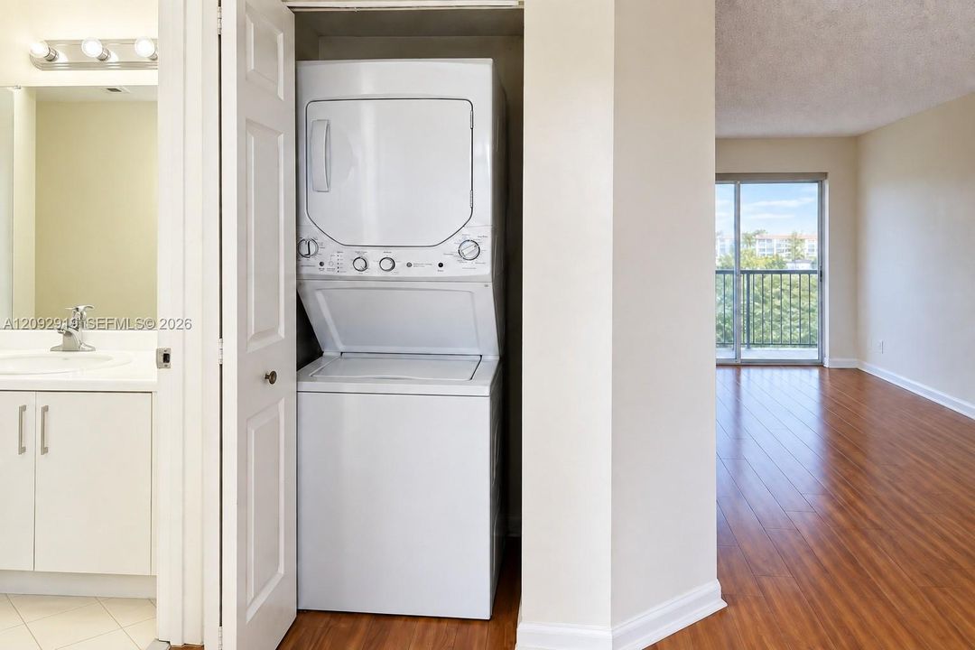 For Sale: $235,000 (2 beds, 2 baths, 1082 Square Feet)