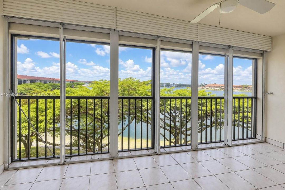 For Sale: $235,000 (2 beds, 2 baths, 1082 Square Feet)