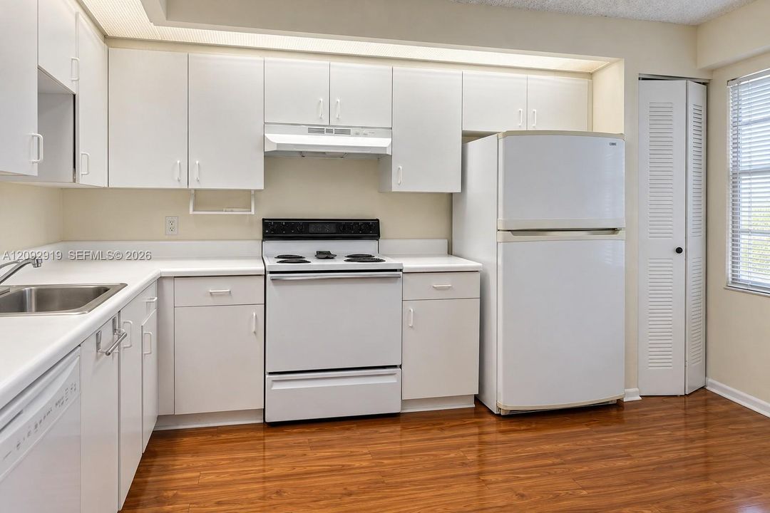 For Sale: $235,000 (2 beds, 2 baths, 1082 Square Feet)