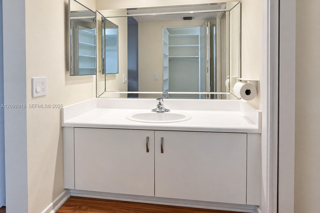 For Sale: $235,000 (2 beds, 2 baths, 1082 Square Feet)