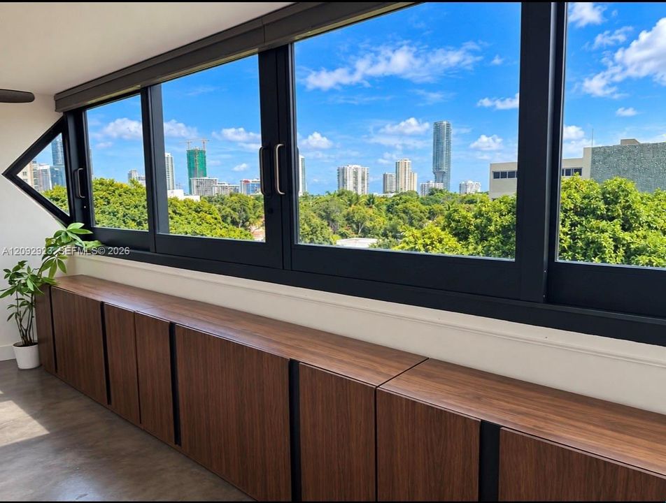 For Sale: $340,000 (1 beds, 1 baths, 904 Square Feet)