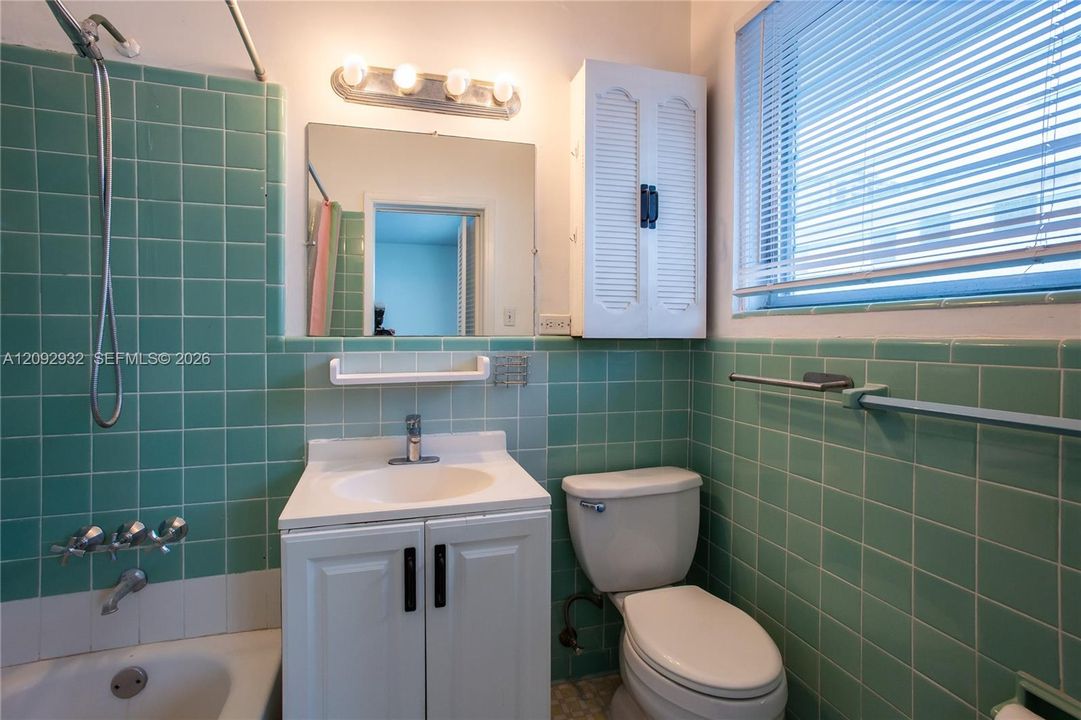 For Sale: $339,900 (1 beds, 1 baths, 800 Square Feet)