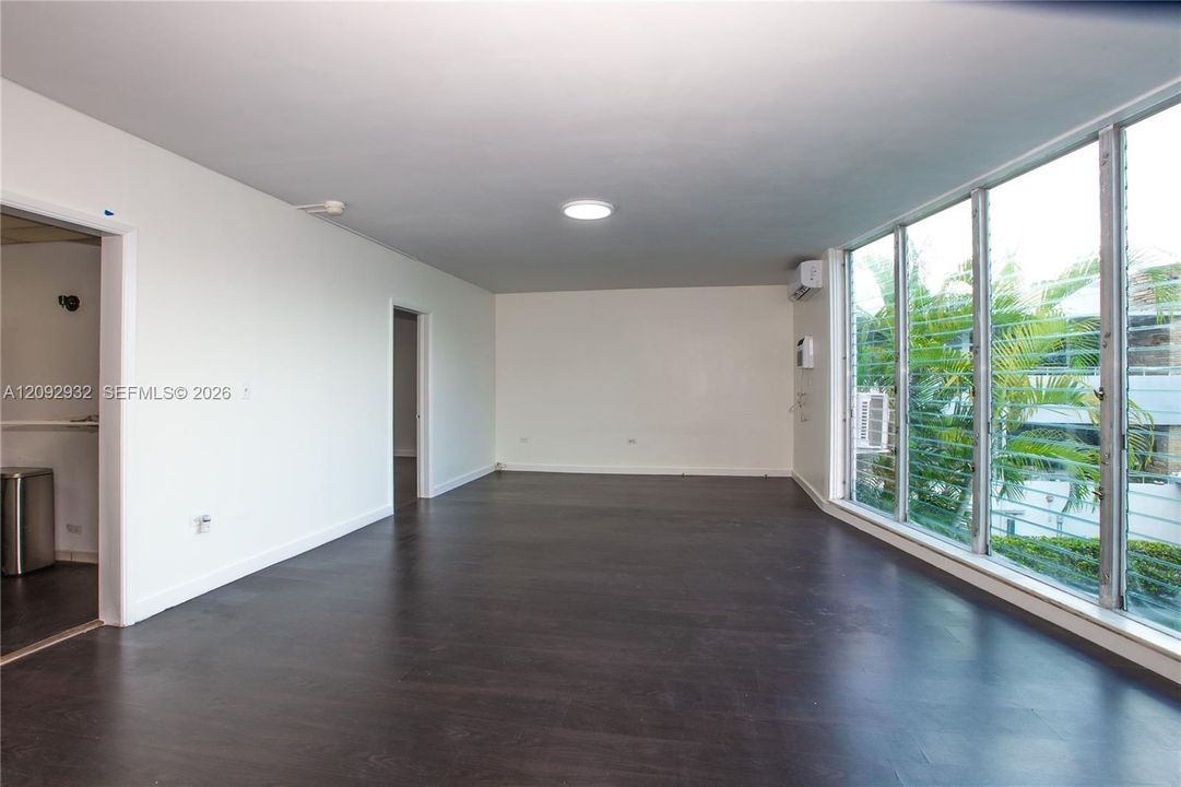 For Sale: $339,900 (1 beds, 1 baths, 800 Square Feet)